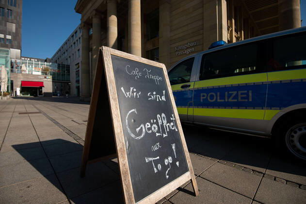 Coronavirus-COVID-19 Seit heute dürfen kleinere Läden unter 800qm unter strengen Auflagen wieder öffnen. Impressionen aus Stuttgart. Stuttgart Mitte Baden-Württemberg Deutschland Copyright: xLeif-HendrikxPiechowskix