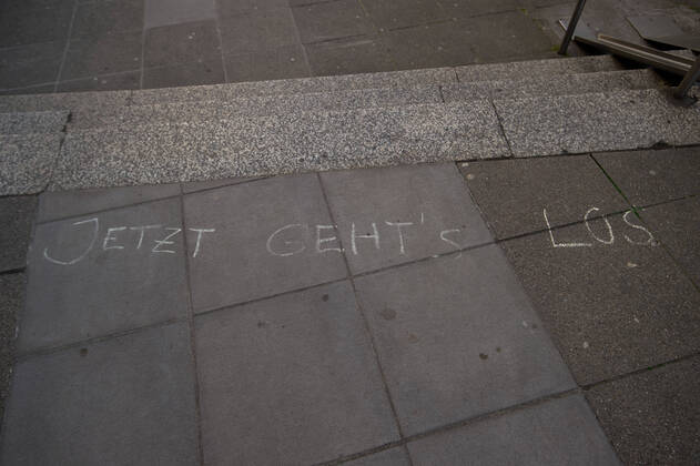 Coronavirus-COVID-19 Seit heute dürfen kleinere Läden unter 800qm unter strengen Auflagen wieder öffnen. Impressionen aus Stuttgart. Stuttgart Mitte Baden-Württemberg Deutschland Copyright: xLeif-HendrikxPiechowskix