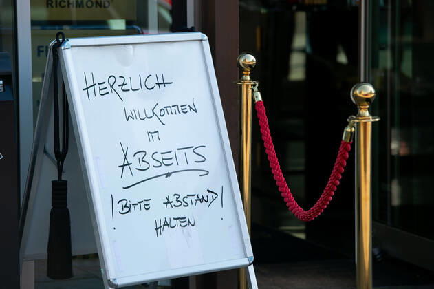 Coronavirus-COVID-19 Seit heute dürfen kleinere Läden unter 800qm unter strengen Auflagen wieder öffnen. Impressionen aus Stuttgart. Stuttgart Mitte Baden-Württemberg Deutschland Copyright: xLeif-HendrikxPiechowskix