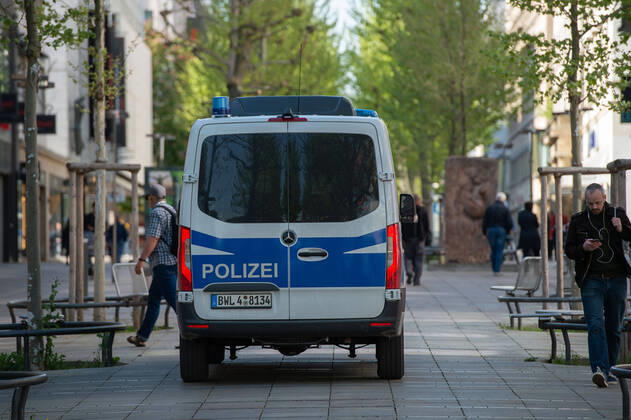Coronavirus-COVID-19 Seit heute dürfen kleinere Läden unter 800qm unter strengen Auflagen wieder öffnen. Impressionen aus Stuttgart. Stuttgart Mitte Baden-Württemberg Deutschland Copyright: xLeif-HendrikxPiechowskix