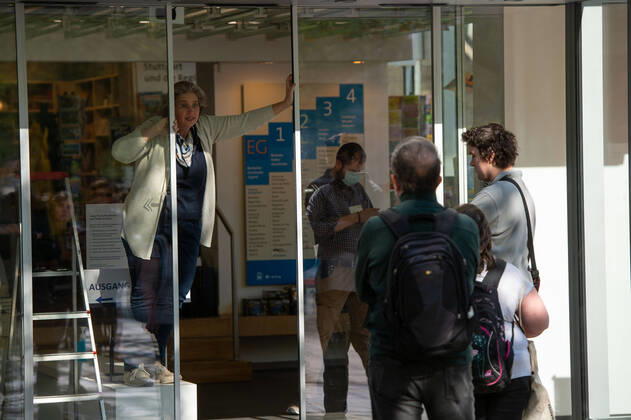 Coronavirus-COVID-19 Seit heute dürfen kleinere Läden unter 800qm unter strengen Auflagen wieder öffnen. Impressionen aus Stuttgart. Die ersten Kunden im Buchhaus Wittwer nach dreineinhalb Wochen. Ein Mitarbeiter zählt die Kunden per Smartphone App. Stuttgart Mitte Baden-Württemberg Deutschland Copyright: xLeif-HendrikxPiechowskix