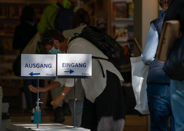 Coronavirus-COVID-19 Seit heute dürfen kleinere Läden unter 800qm unter strengen Auflagen wieder öffnen. Impressionen aus Stuttgart. Die ersten Kunden im Buchhaus Wittwer nach dreineinhalb Wochen. Ein Mitarbeiter zählt die Kunden per Smartphone App. Stuttgart Mitte Baden-Württemberg Deutschland Copyright: xLeif-HendrikxPiechowskix