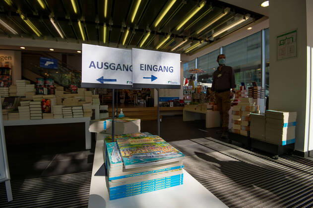 Coronavirus-COVID-19 Seit heute dürfen kleinere Läden unter 800qm unter strengen Auflagen wieder öffnen. Impressionen aus Stuttgart. Die ersten Kunden im Buchhaus Wittwer nach dreineinhalb Wochen. Ein Mitarbeiter zählt die Kunden per Smartphone App. Stuttgart Mitte Baden-Württemberg Deutschland Copyright: xLeif-HendrikxPiechowskix