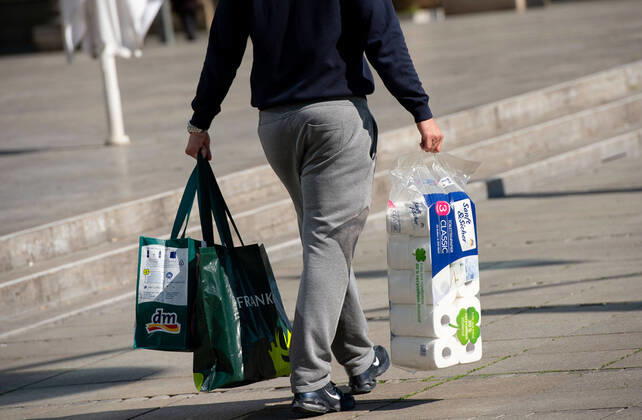 Coronavirus-COVID-19 Seit heute dürfen kleinere Läden unter 800qm unter strengen Auflagen wieder öffnen. Impressionen aus Stuttgart. Stuttgart Mitte Baden-Württemberg Deutschland Copyright: xLeif-HendrikxPiechowskix