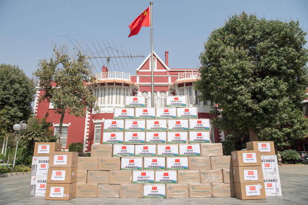 News Bilder des Tages (200421) -- CAIRO, April 21, 2020 -- Photo taken on April 20, 2020 shows anti-coronavirus materials at the Chinese Embassy in Cairo, Egypt, on April 20, 2020. Chinese Ambassador to Egypt Liao Liqiang distributed health kits to overseas Chinese students on Monday at the Chinese Embassy in Cairo. ) EGYPT-CAIRO-COVID-19-OVERSEAS STUDENTS-HEALTH KITS WuxHuiwo 