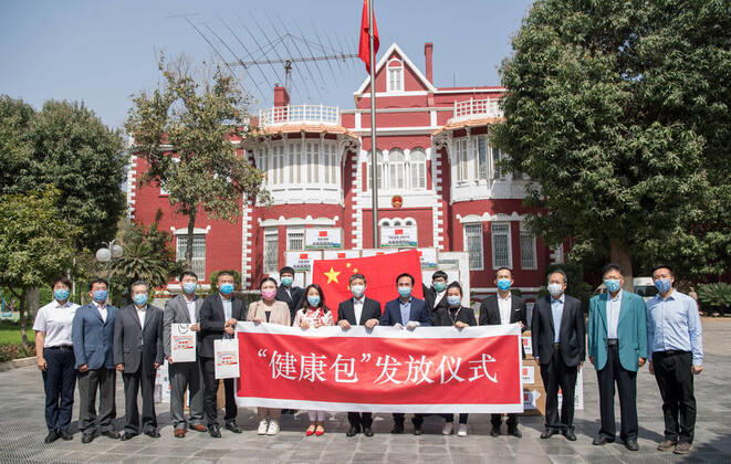 (200421) -- CAIRO, April 21, 2020 -- A health kit distribution ceremony is held at the Chinese Embassy in Cairo, Egypt, on April 20, 2020. Chinese Ambassador to Egypt Liao Liqiang distributed health kits to overseas Chinese students on Monday at the Chinese Embassy in Cairo. ) EGYPT-CAIRO-COVID-19-OVERSEAS STUDENTS-HEALTH KITS WuxHuiwo 