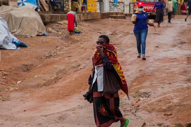 (200421) -- KIGALI, April 21, 2020 -- A local resident uses a cloth to cover the nose and mouth in Kigali, capital city of Rwanda, on April 20, 2020. Rwandan health minister on Saturday called on the public to embrace wearing of face masks while moving in public places and staying at home as part of the efforts to contain COVID-19. (Photo by Xinhua) RWANDA-KIGALI-COVID-19 CyrilxNdegeya 