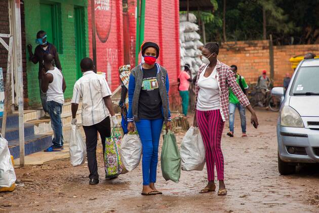 (200421) -- KIGALI, April 21, 2020 -- People are seen wearing face masks on the road in Kigali, capital city of Rwanda, on April 20, 2020. Rwandan health minister on Saturday called on the public to embrace wearing of face masks while moving in public places and staying at home as part of the efforts to contain COVID-19. (Photo by Xinhua) RWANDA-KIGALI-COVID-19 CyrilxNdegeya 