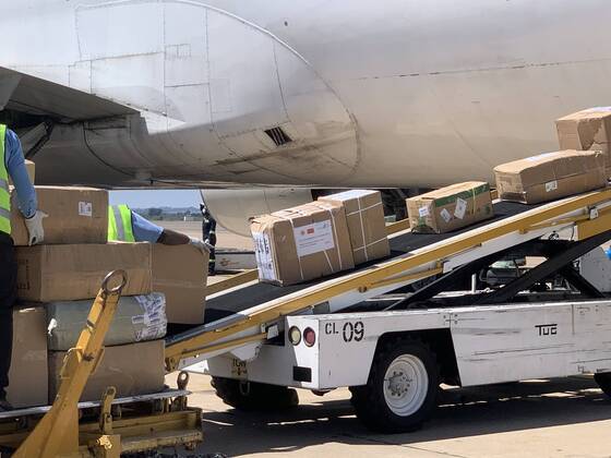 (200421) -- HARARE, April 21, 2020 (Xinhua) -- A charter flight unloads medical supplies and equipment after landing at Robert Gabriel Mugabe International Airport in Harare, Zimbabwe, April 20, 2020. Zimbabwe on Monday took delivery of a huge consignment of medical supplies and equipment sourced from China for use in the ongoing fight against the coronavirus pandemic. (Photo by Zhou Xuegong Xinhua) ZIMBABWE-HARARE-MEDICAL SUPPLIES 