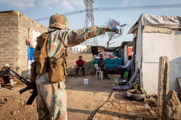 (200421) -- JOHANNESBURG, April 21, 2020 (Xinhua) -- A soldier of South African National Defense Force reminds locals not to stay outdoor in Johannesburg, South Africa, April 20, 2020. South Africa s COVID-19 cases have surged to 3,300, up by 142 from the previous count, Health Minister Zweli Mkhize said Monday. (Photo by Yeshiel Xinhua) SOUTH AFRICA-JOHANNESBURG-COVID-19 