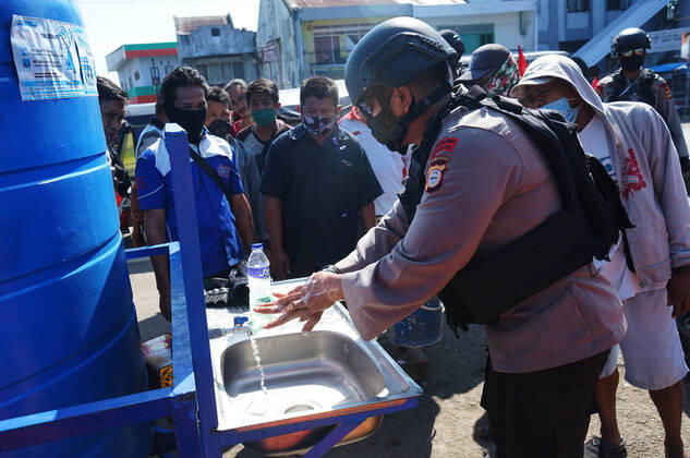 Daily Life in Makassar amid spread coronavirus Policeman patrolling a people still Ignoring all government directives on physical distancing and social distancing, People still gather at the Bazar area in Makassar during the Coronavirus (COVID-19) crisis., April 21, 2020. (Photo by Ali Fahmi INA Photo Agency imago images) 