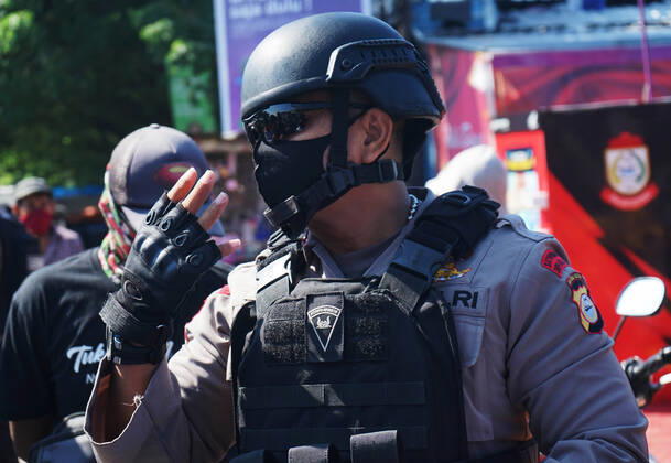 Daily Life in Makassar amid spread coronavirus Policeman patrolling a people still Ignoring all government directives on physical distancing and social distancing, People still gather at the Bazar area in Makassar during the Coronavirus (COVID-19) crisis., April 21, 2020. (Photo by Ali Fahmi INA Photo Agency imago images) 