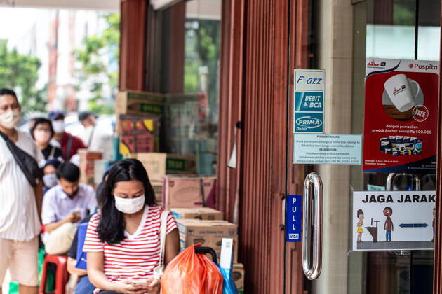 April 21, 2020, South Tangerang, Banten, Indonesia: South Tangerang, Banten, Indonesia, 21 April 2020 : Buyers were waiting with distance at a Cake Store in South Tangerang-BSD, Banten. Many store in Jakarta were applied ruled of distancing to stop the spreading of corona virus while people buying. South Tangerang Indonesia - ZUMAh128 20200421_zap_h128_010 Copyright: xDonalxHusnix