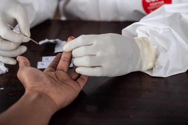 April 21, 2020, South Tangerang, Banten, Indonesia: South Tangerang, Banten, Indonesia : Health Worker from Tangerang Distric held Blood massive rapid test at Modern Market BSD-South Tangerang. Although Blood Test not too effective and accurate in diangose some one with corona virus, Indonesia government keep continue using it. South Tangerang Indonesia - ZUMAh128 20200421_zap_h128_014 Copyright: xDonalxHusnix
