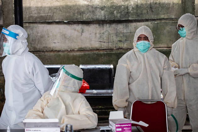 April 21, 2020, South Tangerang, Banten, Indonesia: South Tangerang, Banten, Indonesia : Health Worker from Tangerang Distric held Blood massive rapid test at Modern Market BSD-South Tangerang. Although Blood Test not too effective and accurate in diangose some one with corona virus, Indonesia government keep continue using it. South Tangerang Indonesia - ZUMAh128 20200421_zap_h128_017 Copyright: xDonalxHusnix