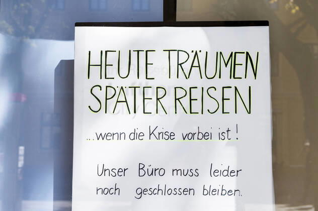 SCHAUFENSTER SCHILDER - CORONA IN WEIMAR 21 04 2020 - Weimar: Ein Schild mit der Aufschrift ãHeute Träumen später Reisen É wenn die Krise vorbei ist!Ò in einem Schaufenster in Weimar am 21. April 2020. _________________