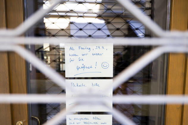 SCHAUFENSTER SCHILDER - CORONA IN WEIMAR 21 04 2020 - Weimar: Ein Schild in einem Schaufenster in Weimar weißt auf die Ladenöffnung am 24. April 2020 hin. _________________
