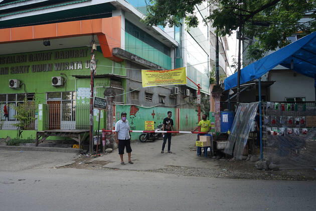 Indonesia: Lockdown to prevent from Covid-19 Residents in the settlements do a local lockdown of their area and forbid anyone who is not a local citizen to enter their area without any reason. In front of the gate, there is an iron bar and guarded by residents for 24 hours. Everyone who entered was checked for body temperature and anti-septic spray in an effort to prevent the spread of the Covid-19 outbreak in their area. Makassar South Sulawesi Indonesia Copyright: HerwinxBahar