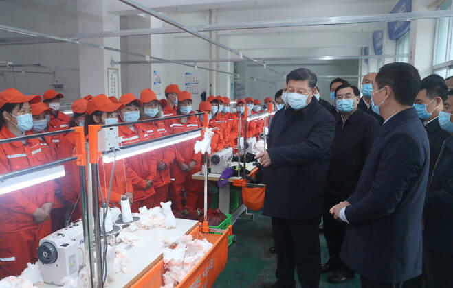 (200421) -- ANKANG, April 21, 2020 -- Chinese President Xi Jinping, also general secretary of the Communist Party of China Central Committee and chairman of the Central Military Commission, inspects the local poverty alleviation work in Jinping Community of Laoxian Township, Pingli County of the city of Ankang, northwest China s Shaanxi Province, April 21, 2020. ) CHINA-SHAANXI-XI JINPING-INSPECTION (CN) JuxPeng 