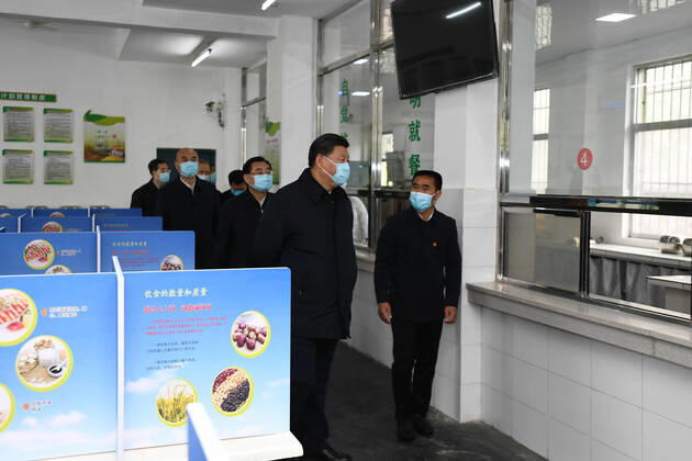 (200421) -- ANKANG, April 21, 2020 -- Chinese President Xi Jinping, also general secretary of the Communist Party of China Central Committee and chairman of the Central Military Commission, inspects poverty alleviation work in a primary school of Laoxian Township, Pingli County of the city of Ankang, northwest China s Shaanxi Province, April 21, 2020. ) CHINA-SHAANXI-XI JINPING-INSPECTION (CN) XiexHuanchi 