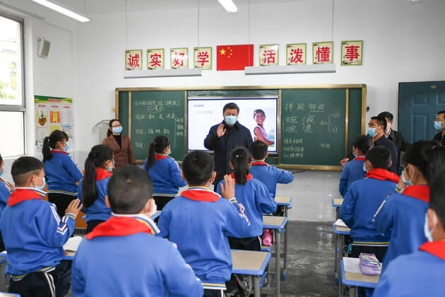 (200421) -- ANKANG, April 21, 2020 -- Chinese President Xi Jinping, also general secretary of the Communist Party of China Central Committee and chairman of the Central Military Commission, inspects poverty alleviation work in a primary school of Laoxian Township, Pingli County of the city of Ankang, northwest China s Shaanxi Province, April 21, 2020. ) CHINA-SHAANXI-XI JINPING-INSPECTION (CN) XiexHuanchi 
