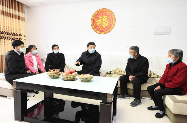 (200421) -- ANKANG, April 21, 2020 -- Chinese President Xi Jinping, also general secretary of the Communist Party of China Central Committee and chairman of the Central Military Commission, inspects the local poverty alleviation work in Jinping Community of Laoxian Township, Pingli County of the city of Ankang, northwest China s Shaanxi Province, April 21, 2020. ) CHINA-SHAANXI-XI JINPING-INSPECTION (CN) XiexHuanchi 