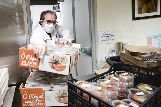 Les repas prepares la veille par l association Rendez leur le Sourire dans les cuisines du Lycee Polyvalent Theodore Monod d Antony (92) sont distribues au personnel soignant des Hopitaux de la Region Parisienne par camion frigorifique NEWS : COVID19 - Ile de France - 21 04 2020 JBAutissier Panoramic 