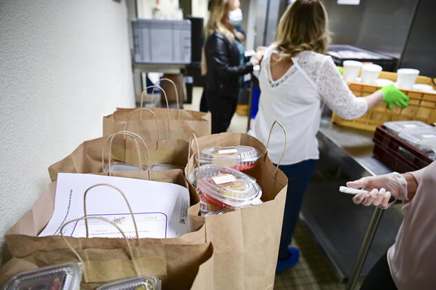 Les repas prepares la veille par l association Rendez leur le Sourire dans les cuisines du Lycee Polyvalent Theodore Monod d Antony (92) sont distribues au personnel soignant des Hopitaux de la Region Parisienne par camion frigorifique NEWS : COVID19 - Ile de France - 21 04 2020 JBAutissier Panoramic 