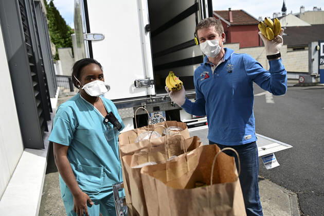 Les repas prepares la veille par l association Rendez leur le Sourire dans les cuisines du Lycee Polyvalent Theodore Monod d Antony (92) sont distribues au personnel soignant des Hopitaux de la Region Parisienne par camion frigorifique - ici l hopital Foch de Suresnes NEWS : COVID19 - Ile de France - 21 04 2020 JBAutissier Panoramic 