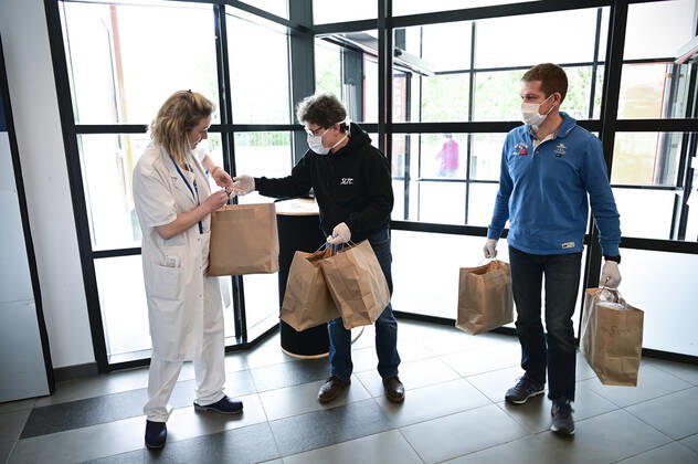 Les repas prepares la veille par l association Rendez leur le Sourire dans les cuisines du Lycee Polyvalent Theodore Monod d Antony (92) sont distribues au personnel soignant des Hopitaux de la Region Parisienne par camion frigorifique - ici l hopital Foch de Suresnes NEWS : COVID19 - Ile de France - 21 04 2020 JBAutissier Panoramic 