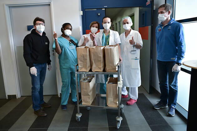 Les repas prepares la veille par l association Rendez leur le Sourire dans les cuisines du Lycee Polyvalent Theodore Monod d Antony (92) sont distribues au personnel soignant des Hopitaux de la Region Parisienne par camion frigorifique - ici l hopital Foch de Suresnes NEWS : COVID19 - Ile de France - 21 04 2020 JBAutissier Panoramic 