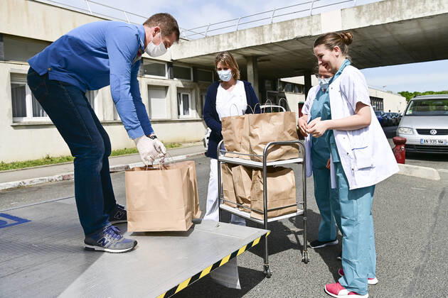 Les repas prepares la veille par l association Rendez leur le Sourire dans les cuisines du Lycee Polyvalent Theodore Monod d Antony (92) sont distribues au personnel soignant des Hopitaux de la Region Parisienne par camion frigorifique - ici l hopital Louis Mourier de Colombes NEWS : COVID19 - Ile de France - 21 04 2020 JBAutissier Panoramic 