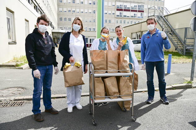 Les repas prepares la veille par l association Rendez leur le Sourire dans les cuisines du Lycee Polyvalent Theodore Monod d Antony (92) sont distribues au personnel soignant des Hopitaux de la Region Parisienne par camion frigorifique - ici l hopital Louis Mourier de Colombes NEWS : COVID19 - Ile de France - 21 04 2020 JBAutissier Panoramic 