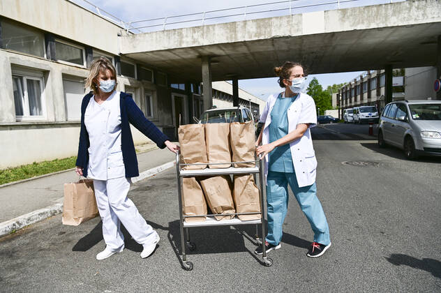 Les repas prepares la veille par l association Rendez leur le Sourire dans les cuisines du Lycee Polyvalent Theodore Monod d Antony (92) sont distribues au personnel soignant des Hopitaux de la Region Parisienne par camion frigorifique - ici l hopital Louis Mourier de Colombes NEWS : COVID19 - Ile de France - 21 04 2020 JBAutissier Panoramic 