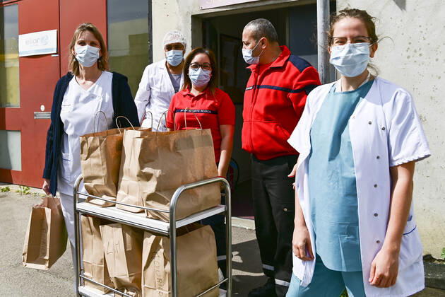 Les repas prepares la veille par l association Rendez leur le Sourire dans les cuisines du Lycee Polyvalent Theodore Monod d Antony (92) sont distribues au personnel soignant des Hopitaux de la Region Parisienne par camion frigorifique - ici l hopital Louis Mourier de Colombes NEWS : COVID19 - Ile de France - 21 04 2020 JBAutissier Panoramic 
