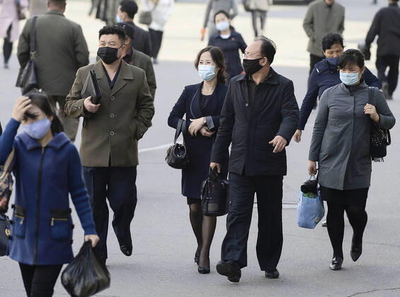 News Bilder des Tages Scenes from Pyongyang People walk in Pyongyang on April 21, 2020, wearing masks amid concerns over the new coronavirus. CNN has reported that North Korean leader Kim Jong Un is in grave danger after surgery, citing a U.S. official with direct knowledge. 