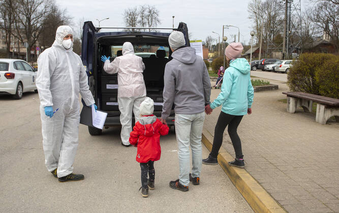 (200421) -- OGRE, April 21, 2020 (Xinhua) -- Staff members prepare to distribute free food to children from low-income households in Ogre, Latvia, April 20, 2020. Latvia has prolonged the state of emergency till May 12. (Photo by Janis Xinhua) LATVIA-OGRE-COVID-19-FOOD DISTRIBUTION 
