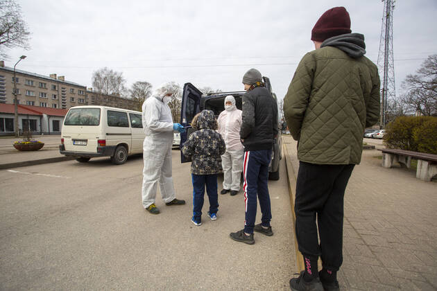 (200421) -- OGRE, April 21, 2020 (Xinhua) -- Staff members prepare to distribute free food to children from low-income households in Ogre, Latvia, April 20, 2020. Latvia has prolonged the state of emergency till May 12. (Photo by Janis Xinhua) LATVIA-OGRE-COVID-19-FOOD DISTRIBUTION 
