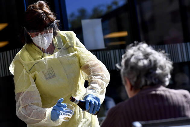 Illustration picture shows nursing staff in a rest home in Deerlijk, Tuesday 21 April 2020. Belgium is in its sixth week of confinement in the ongoing corona virus crisis. The measures announced on March 18th in Belgium to avoid the spread of the Covid-19 will remain active until May 4th.  DIRKxWAEM 2496654