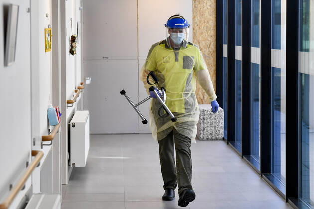 Illustration picture shows nursing staff in a rest home in Deerlijk, Tuesday 21 April 2020. Belgium is in its sixth week of confinement in the ongoing corona virus crisis. The measures announced on March 18th in Belgium to avoid the spread of the Covid-19 will remain active until May 4th.  DIRKxWAEM 2496668