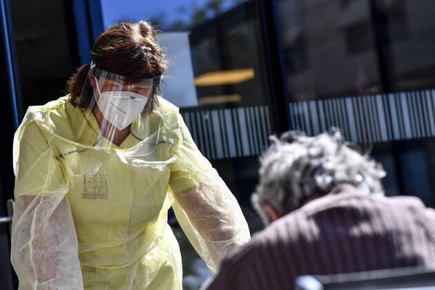 Illustration picture shows nursing staff in a rest home in Deerlijk, Tuesday 21 April 2020. Belgium is in its sixth week of confinement in the ongoing corona virus crisis. The measures announced on March 18th in Belgium to avoid the spread of the Covid-19 will remain active until May 4th.  DIRKxWAEM 2496675