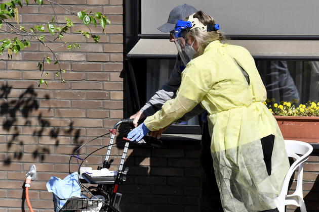 Illustration picture shows nursing staff in a rest home in Deerlijk, Tuesday 21 April 2020. Belgium is in its sixth week of confinement in the ongoing corona virus crisis. The measures announced on March 18th in Belgium to avoid the spread of the Covid-19 will remain active until May 4th.  DIRKxWAEM 2496689
