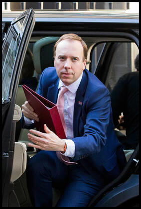 . 21 04 2020. London, United Kingdom. Coronavirus Briefing In Downing Street. Matt Hancock - Secretary of State for Health and Social Care arrives in Downing Street ahead of Covid-19 briefing.  xMartynxWheatleyx xi-Imagesx IIM-21044-0001