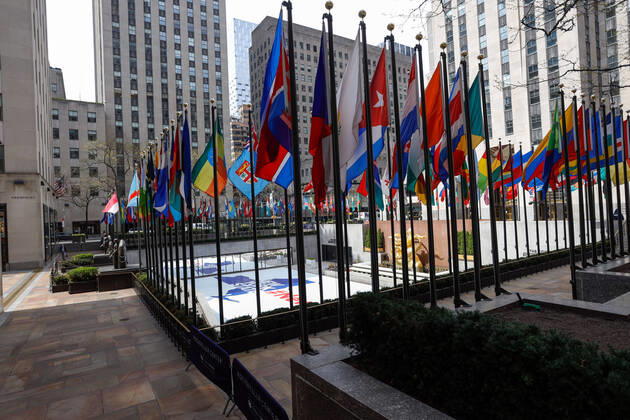 April 21, 2020, New York, New York, USA: Message NewYorkTough is seen where the ice skating rink of the Rockefeller Center on Manhattan Island in New York in the United States was. The city is the epicenter of the new Coronavirus Pandemic New York USA - ZUMAc233 20200421_zsp_c233_008 Copyright: xVanessaxCarvalhox