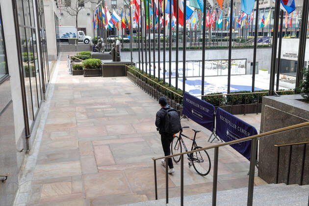 News Bilder des Tages April 21, 2020, New York, New York, USA: View of the empty Rockefeller Plaza on Manhattan Island in New York in the United States. The city is the epicenter of the new Coronavirus Pandemic New York USA - ZUMAc233 20200421_zsp_c233_016 Copyright: xVanessaxCarvalhox