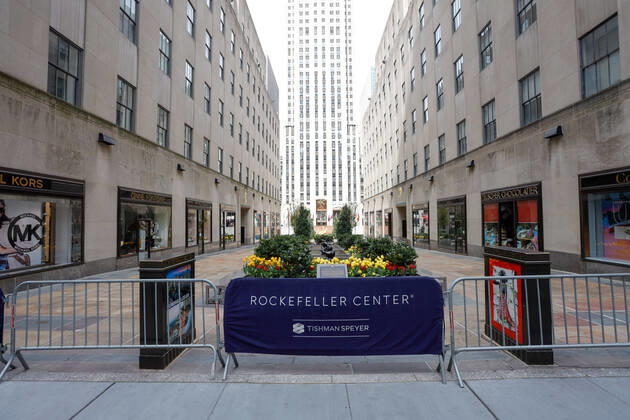 April 21, 2020, New York, New York, USA: View of the empty Rockefeller Plaza on Manhattan Island in New York in the United States. The city is the epicenter of the new Coronavirus Pandemic New York USA - ZUMAc233 20200421_zsp_c233_018 Copyright: xVanessaxCarvalhox