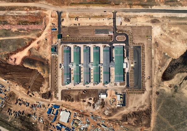 News Bilder des Tages (200421) -- NUR-SULTAN, April 21, 2020 (Xinhua) -- Aerial photo taken on April 20, 2020 shows a makeshift hospital for COVID-19 patients in Nur-Sultan, Kazakhstan. Kazakhstan has built a makeshift hospital to treat COVID-19 patients in 13 days in Nur-Sultan, the developer BI Group announced on Tuesday. (BI Group Handout via Xinhua) KAZAKHSTAN-NUR-SULTAN-COVID-19-MAKESHIFT HOSPITAL 