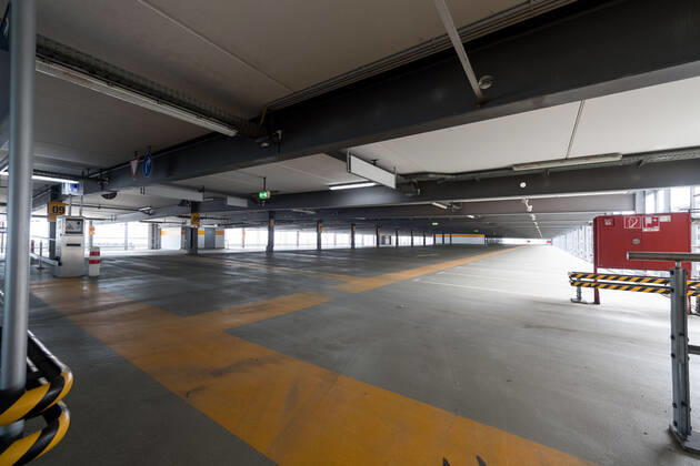 Auswirkungen Corona Flughafen München Im Bild Parkhaus P20 leer verlassen verweist Ebene 8 kein Auto PKW Fahrzeug. München Flughafen München Bayern Deutschland Copyright: Passion2Press MarkusxFischerx