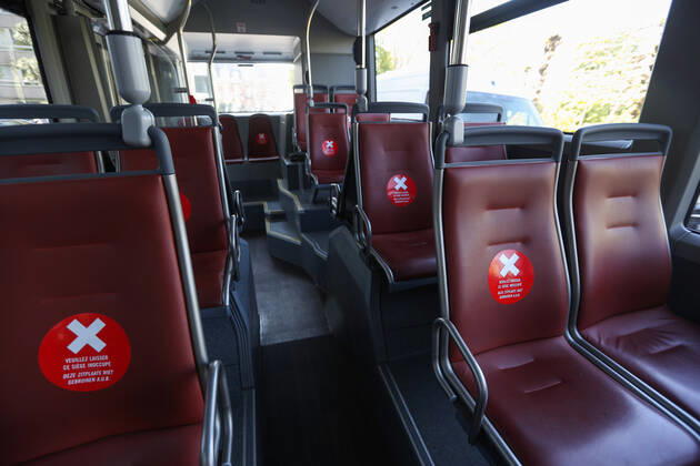 News Bilder des Tages (200421) -- BRUSSELS, April 21, 2020 -- Signs are put on the seats on a bus to prevent people from sitting close to each other in Brussels, Belgium, April 21, 2020. Belgium reported 973 new cases of COVID-19 infection, raising the cumulative number of confirmed cases from 39,983 to 40,956 by Tuesday morning, according to fresh figures from the public health institute Sciensano. ) BELGIUM-BRUSSELS-COVID-19 ZhengxHuansong 
