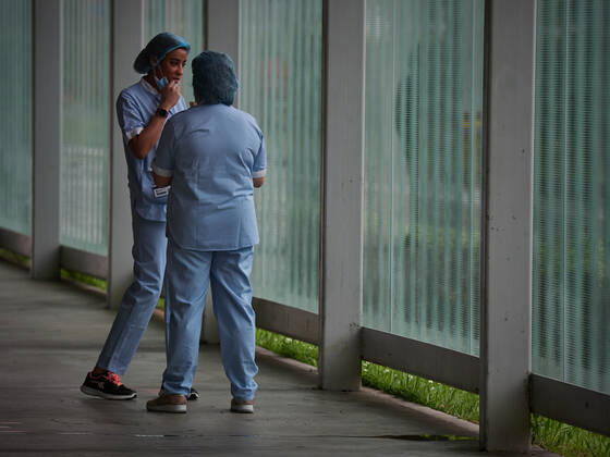 April 21, 2020, Pamplona, Navarra, SPAIN: Sanitary are seen in front of the Emergency Service of the Hospital Complex of Navarra during the Covid-19 pandemic on April 21, 2020 in Pamplona, Spain Pamplona SPAIN - ZUMAa181 20200421_zaa_a181_046 Copyright: xEduardoxSanzx